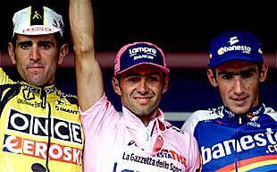 Simoni, en el centro, junto a Olano (a su derecha) y Unai Osa, en el podio final del Giro.