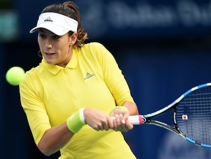 Muguruza devuelve la pelota durante su partido contra Bondarenko, en Dub&aacute;i.