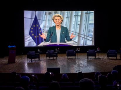 En la pantalla, la presidenta de la Comisión Europea, Ursula von der Leyen, en una imagen del día 25.