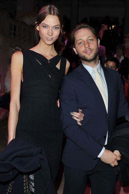 Karlie Kloss y Derek Blasberg posan durante la fiesta.