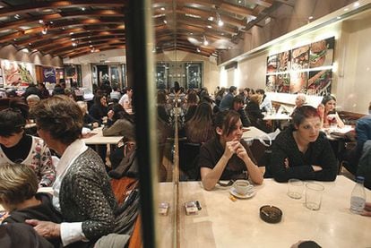 Local de Barcelona dividido por una mampara que separa a los fumadores del resto.