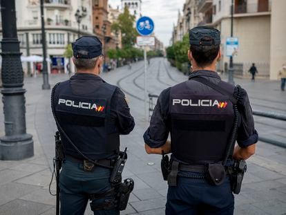 Agentes de la Policía Nacional en el centro de Sevilla, en una imagen de archivo.