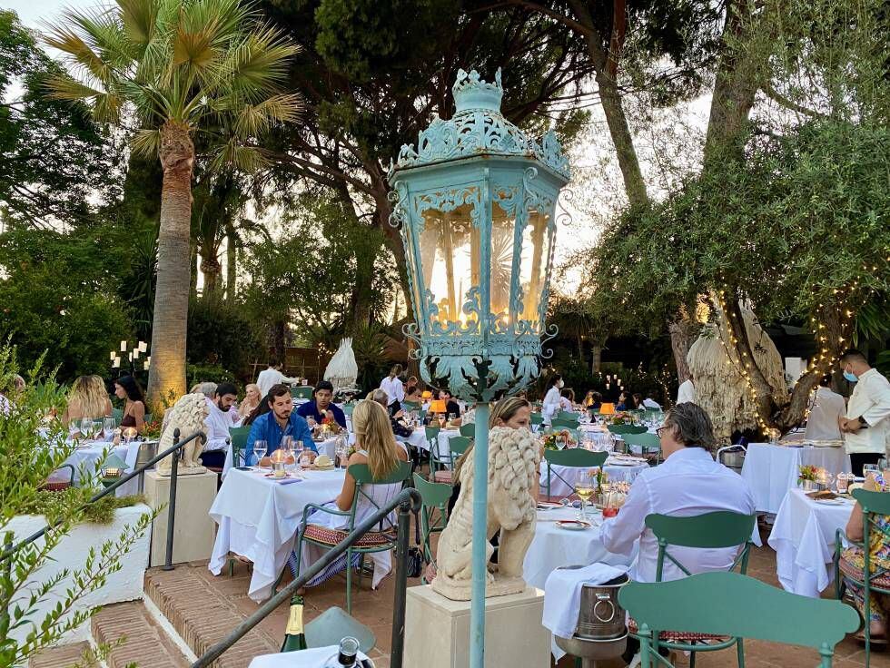 Comedor al aire libre de El Grill, en el Marbella Club. J.C. CAPEL