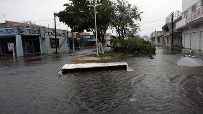 Una calle inundada en la ciudad de Chetumal, en el Estado mexicano de Quintana Roo, tras el paso ayer del huracán Dean.