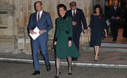 Kate Middleton y Guillermo de Inglaterra y detrás los duques de Sussex, el pasado domingo en Londres.