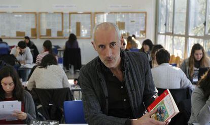 El actor Antonio de la Fuente Arjona, junto a varios alumnos de la UPV.