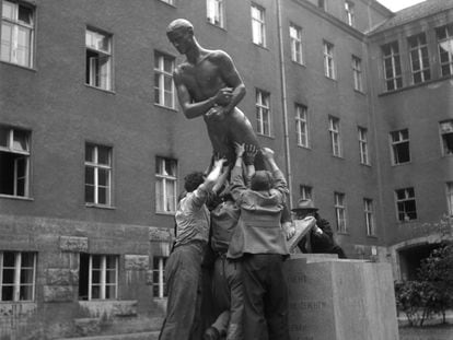 El Memorial de las víctimas del 20 de julio de 1944, obra de Richard Scheibe, se instaló en Berlín en 1953.