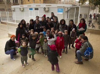 Algunas de las familias de la escuela L’Univers, al lado de los barracones.