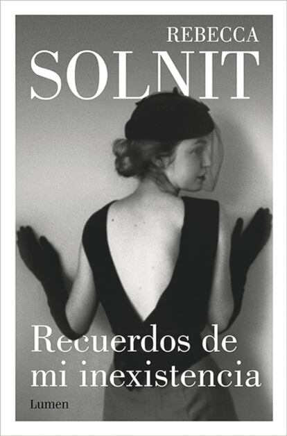 Solnit protagoniza la portada de ‘Recuerdos de mi inexistencia’ (Lumen): «De joven usaba mucha ropa vintage. He tenido blusas con las que no podía levantar el brazo y faldas tan ajustadas que no daba ni un paso largo».