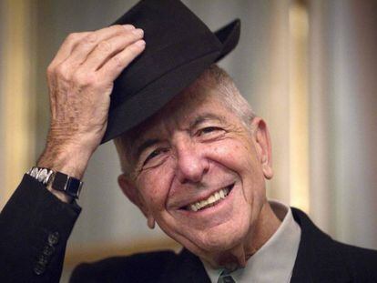Leonard Cohen saluda a un grupo de en Par&iacute;s en 2012.