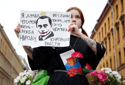 Una joven protesta contra la reforma constitucional en julio de 2020, que da la posibilidad a Putin de perpetuarse en el poder. 