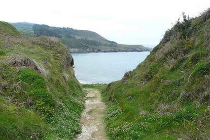Vista del foso que bordeaba la supuesta mota de los normandos, utilizado en la actualidad como acceso a la playa de San Román.