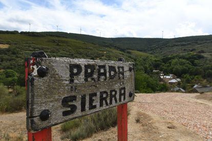 Letrero a la entrada de Prada de la Sierra (León). 
