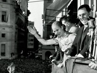 Eva Duarte de Perón y Juan Domingo Perón saludaban a la multitud en octubre de 1950 desde el balcón de la Casa Rosada, en Buenos Aires.