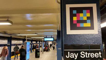 El marcador digital NaviLens (en primer plano a la derecha), en la estación Jay Street del metro de Nueva York.