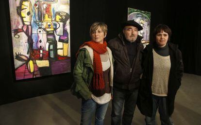 El artista José Luis Zumeta posa junto a las realizadoras del documental 'Sin título, 200x133'.