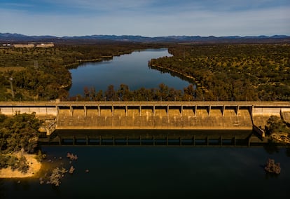 Imagen de la presa, de 400 metros de longitud, que se construye para el frigorífico de los reactores de la instalación nuclear y que nunca se esó para esa finalidad.  Los vecinos se oponen a su derribo. 