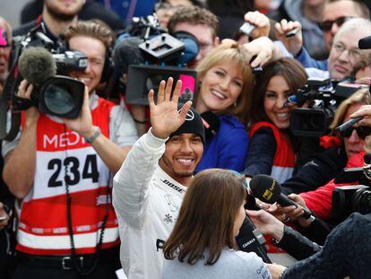 Hamilton saluda a la hinchada en Montmel&oacute;, durante un receso. 