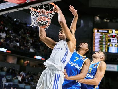 Tavares machaca el aro del Maccabi con dos defensores pegados a su espalda. Sonia Cañada (Getty)