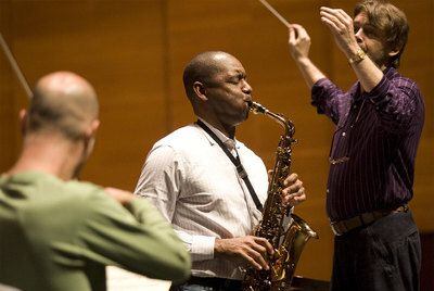 El saxofonista Branford Marsalis ensaya con la OSE horas antes de ofrecer un concierto en el Kursaal.