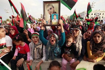 Un grupo de mujeres celebra el fin de las hostilidades en la plaza de los Mártires en Trípoli.