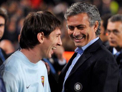 Mourinho fa broma amb Messi a un partit entre el Barça i l'Inter el 2009.