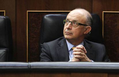 El ministro de Hacienda, Cristóbal Montoro, hoy, durante el debate del proyecto de ley de medidas fiscales para la sostenibilidad del sistema energético en el Congreso de los Diputados.