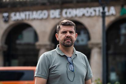 Jesús Domínguez frente a la estación de tren de Santiago
