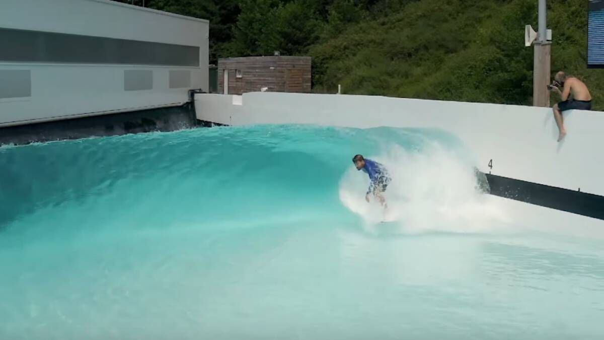 San Sebastián impide surfear en una colina verde