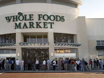 Clientes hacen cola a en un supermercado de Whole Foods Market.