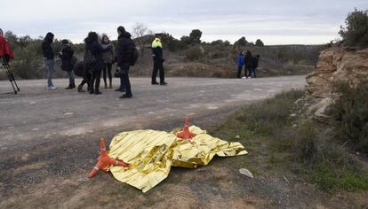 El cos d'una de les víctimes, tapat.
