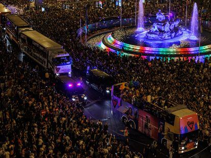 Las carrozas que participan en el Orgullo LGTBIQ+ pasan delante de la fuente de la Cibeles en Madrid.