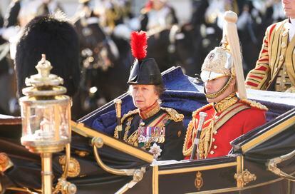 Ana de Inglaterra, hermana del Rey, sale del Palacio de Buckingham antes del discurso de Carlos III ante el parlamento británico, en Londres, este martes.