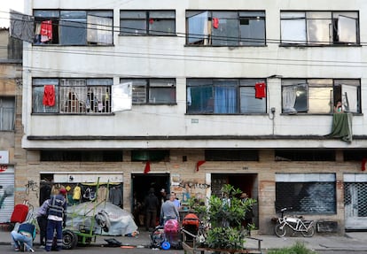 Trapos rojos, que los residentes colgaban para alertar que tenían hambre en medio de la cuarentena, en un barrio de Bogotá.