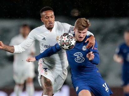 Militão pugna por un balón con Werner durante el Real Madrid-Chelsea de la ida de la semifinales de la Champions.