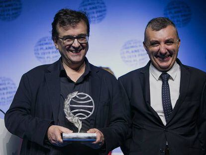 Javier Cercas, a la izquierda, y Manuel Vilas posan en la gala de los Premios Planeta.