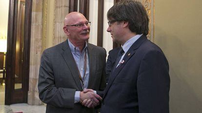 El president Carles Puigdemont amb el delegat del Mobile World Congress, John Hoffman.