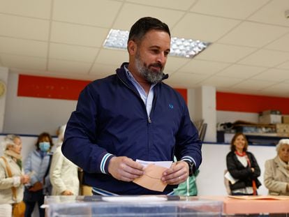 El líder de Vox, Santiago Abascal vota en un colegio electoral de Madrid este domingo durante las elecciones municipales y autonómicas. EFE/Rodrigo Jimenez