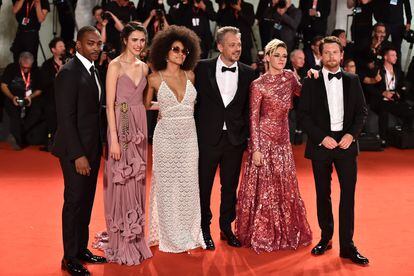 Jack O’Connell, Kristen Stewart, el director Benedict Andrews, Zazie Beetz, Margaret Qualley y Anthony Mackie, elenco de Seberg, posaron juntos en la premiere mundial de la película.