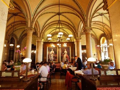 El famoso Café Central de Viena, con su sala de bóvedas y columnas, abrió en 1876.