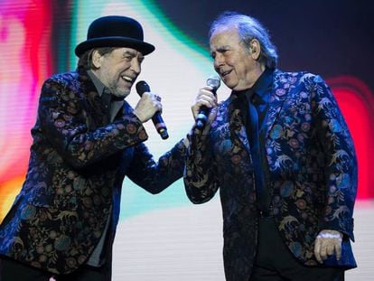 Joaquín Sabina i Joan Manuel Serrat, durant el concert al Palau Sant Jordi de Barcelona.