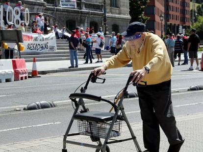 Un jubilado camina ante la concentración del movimiento de pensionistas de Bizkaia. 
