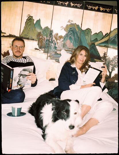 Labanda y García-Siñeriz en el dormitorio principal con Jack, el border
collie de la presentadora.