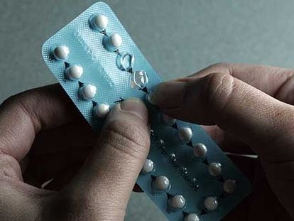 Envase de píldoras anticonceptivas con pastillas para un mes.
