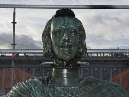 Parte superior de la estatua de Felipe IV, ahora en fase de limpieza.