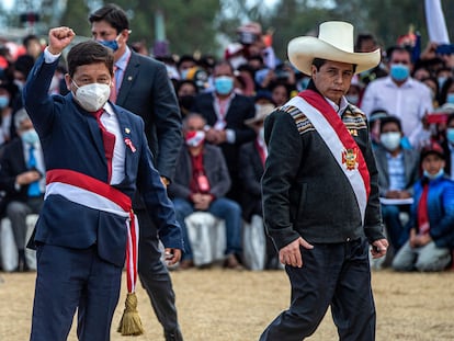 Guido Bellido, a la izquierda, y Pedro Castillo, el 29 de julio en Ayacucho, en el sur de Perú.