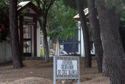 Fachada del centro de la Cruz Blanca que dirigen los franciscanos en Sevilla.