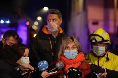 El alcalde de Badalona, el popular Xavier García Albiol, lamentó la “tragedia” ocurrida en el barrio del Gorg y destacó el trabajo de los profesionales que trabajan para atajar el incendio, además de expresar su confianza en que “no haya víctimas”. En la imagen, Alba Vergés (en primer término), consejera de Salut, y Xavier García Albiol (al fondo), alcalde de Badalona.