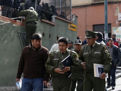 Algunos representantes de los polic&iacute;as bolivianos dejan las barricadas para acudir a las negocioaciones. 