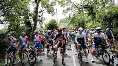 Los ciclistas se plantan a la salida de la cuarta etapa del Tour.